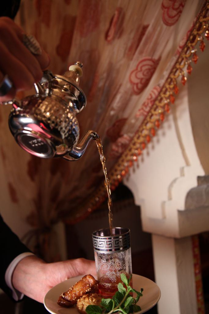 CEREMONÍA DE TÉ EN MARRUECOS